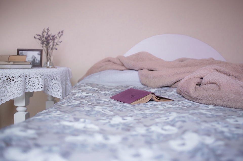 posteľ a kniha